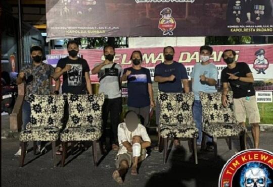 Modus Sok Akrab, Warga Tunggl Hitam Gasak emas