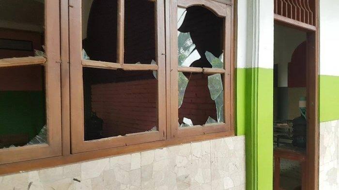 Kenapa Jendela Kelas Di Sekolah, Sering Tidak Ada Kacanya?