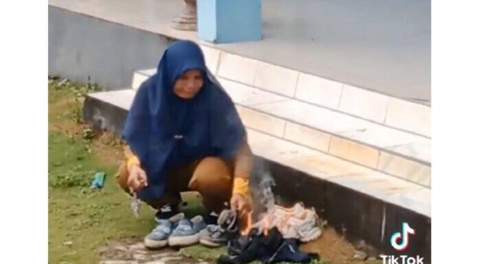 Bakar Sepatu Murid Terduga Pelanggar Aturan, Guru Ini Dihujat Netizen: Di Balik 