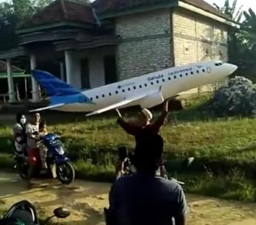 Santri Pencipta Miniatur Pesawat Garuda Bikin Sandiaga Uno Pede Ekonomi Bangkit