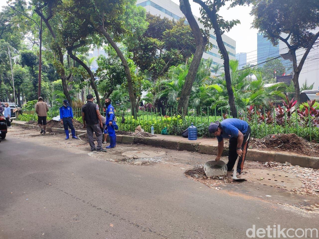 Urukan Sekitar Sumur Resapan Kuningan Ini Digali Lagi