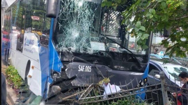 Bus Transjakarta Kecelakaan Lagi, Tabrak Trotoar Di Klender, Bagian Depan Rusak Parah