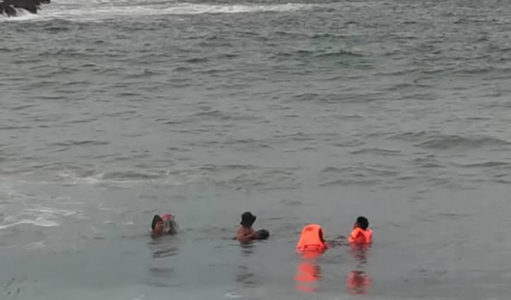 Ombak Pantai Payangan Jember Menelan Korban, Ini Tujuan Ritual Mandi Laut