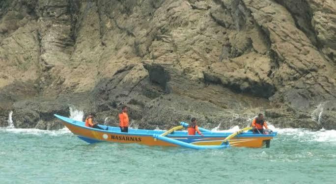 Ombak Pantai Payangan Jember Menelan Korban, Ini Tujuan Ritual Mandi Laut