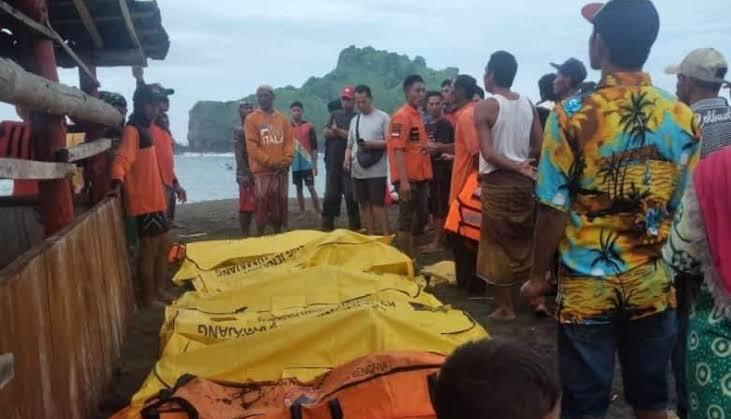 Ombak Pantai Payangan Jember Menelan Korban, Ini Tujuan Ritual Mandi Laut