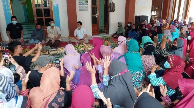 Ganjar Pranowo Datang Sendirian ke Desa Wadas, Dpt Sambutan Hangat dari Warga Kontra