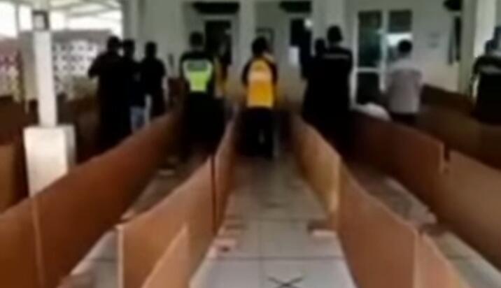 Beredar Video Masjid Disekat-sekat Mirip Jalan Tamiya, Covid-19 Sangat Menghantui