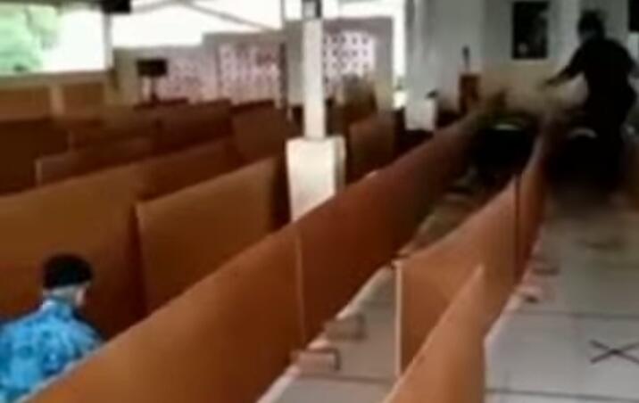 Beredar Video Masjid Disekat-sekat Mirip Jalan Tamiya, Covid-19 Sangat Menghantui