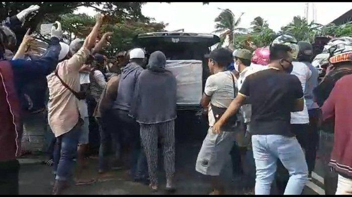 Masih Belum Sadar Bahaya, Aksi Warga Rebut Peti Jenazah Covid-19 Kembali Terjadi