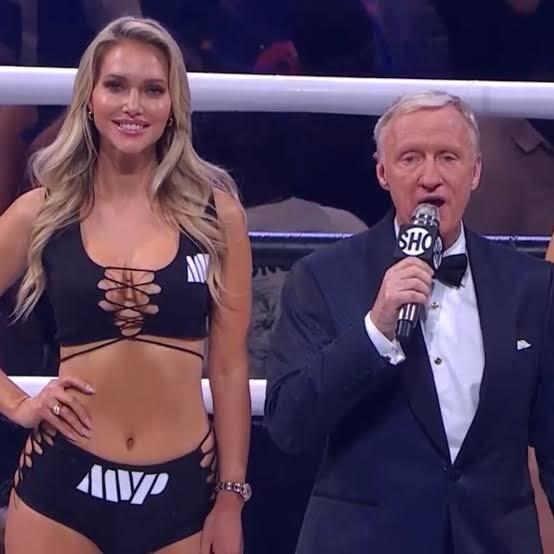 Pesona Seksi Ring Girl &quot;Kourtney Kellar&quot; Yang Seakan Menghipnotis Mata Pria