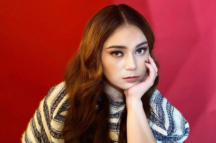 Akibat Sembarangan Cari Pacar, 5 Artis Cantik Ini Berjodoh dengan Suami Br*ngsek!