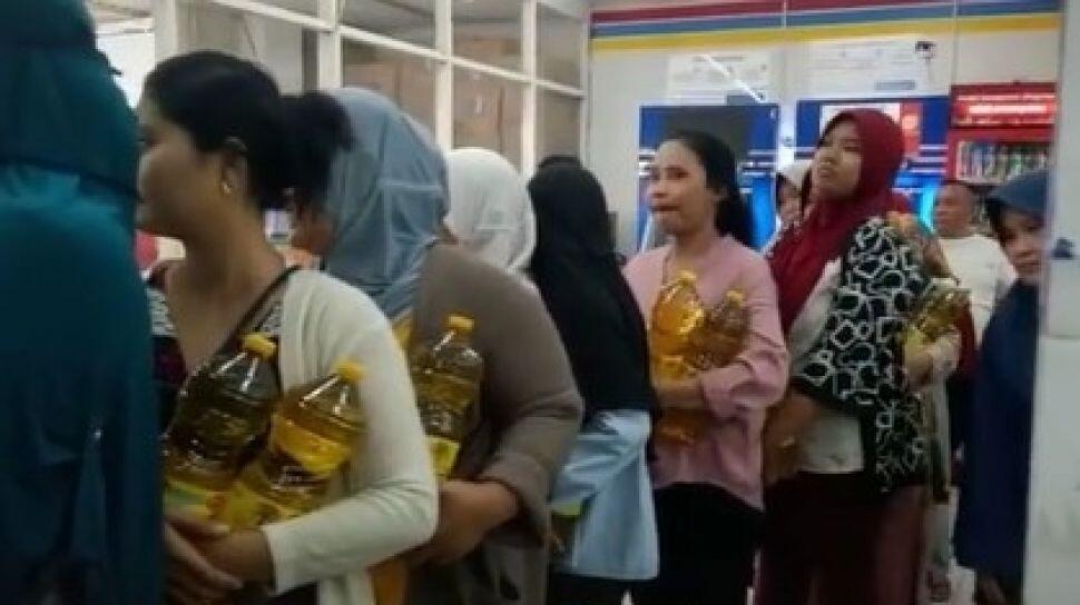 Minyak Mahal Banyak Stok atau Minyak Murah Tapi Langka? Emak-emak Dibuat Emosi