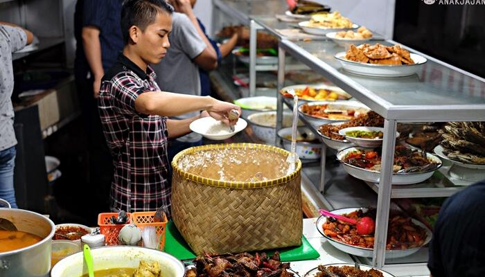 Minyak Mahal Banyak Stok atau Minyak Murah Tapi Langka? Emak-emak Dibuat Emosi