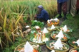 MENGKAJI SESAJEN SEBAGAI BAGIAN BUDAYA NUSANTARA