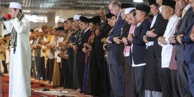 Tidak Terima Ditegur karena Salah Arah Kiblat, Seorang Pria Ngamuk Pada Jamaah Lain