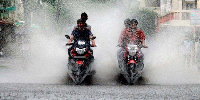 Hati-hati Berkendara di Tengah Hujan, Pengemudi Motor Tewas Tertimpa Tiang Listrik