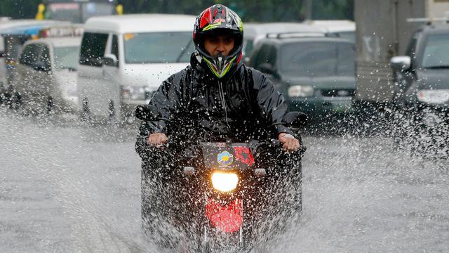 Hati-hati Berkendara di Tengah Hujan, Pengemudi Motor Tewas Tertimpa Tiang Listrik