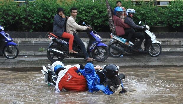 Hati-hati Berkendara di Tengah Hujan, Pengemudi Motor Tewas Tertimpa Tiang Listrik