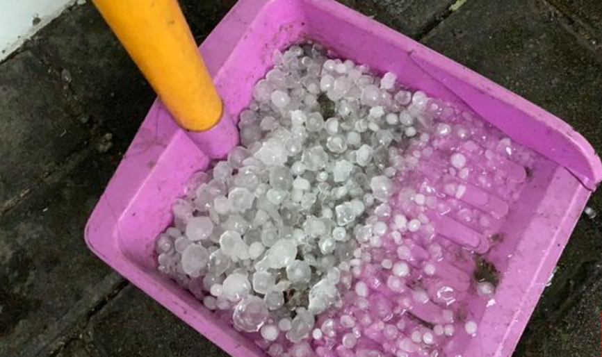 Surabaya Heboh Diguyur Hujan Es. Kan Bisa Dikumpulkan, Amankah Jika Dikonsumsi?