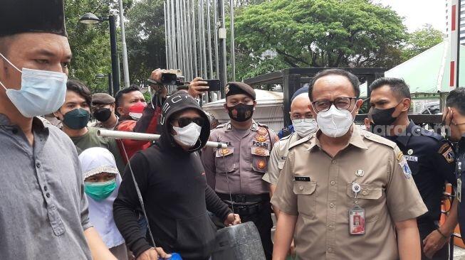 Geruduk Kantor Anies Bawa Jerigen Kosong, Puluhan Warga dari 3 Kampung Minta 