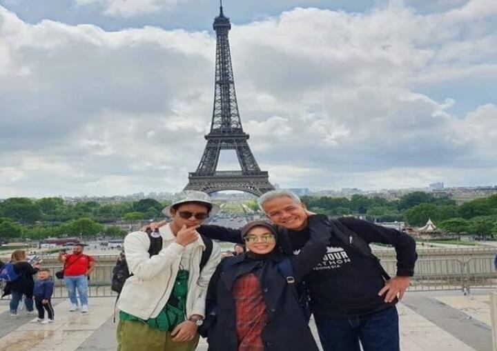 Reaksi Netizen Komentari Vandalisme Bertulis Ganjar di Menara Eiffel