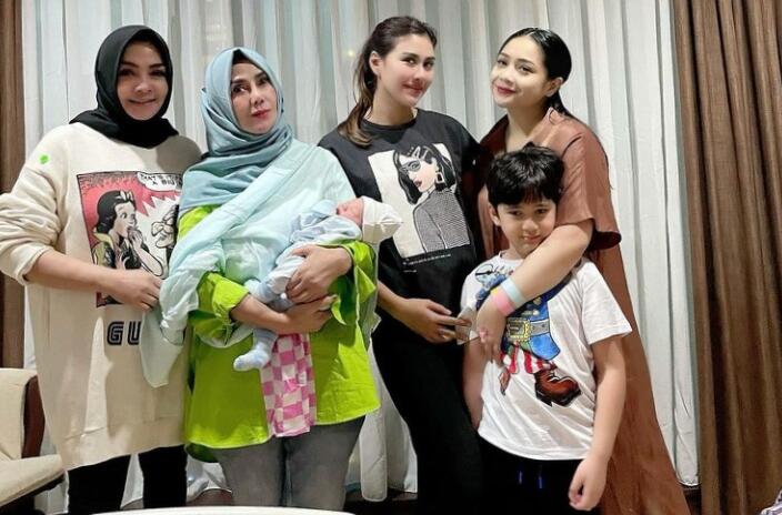 Patut Dicontoh, Ini Prinsip Hidup Mama Rieta Dalam Mendidik Nagita Slavina dan Marsha