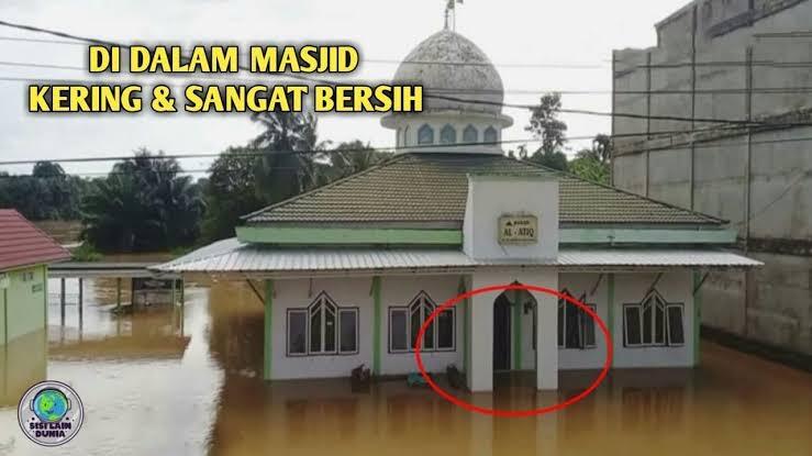 Fenomena Aneh! Air Banjir Tidak Masuk Ke Dalam Masjid