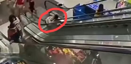 Bahaya Aksi Bocah Perosotan dari Eskalator, Para Orang Tua Dianjurkan Beri Pengawasan