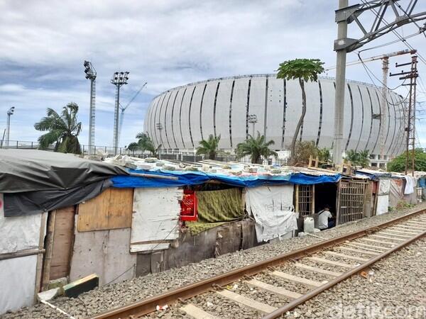 Pekan Terakhir Februari, Bedeng-bedeng Pinggir Rel Belakang JIS Bertahan