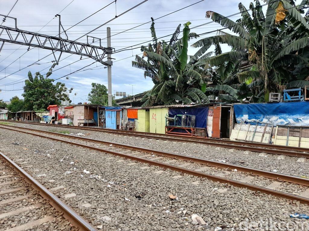 Pekan Terakhir Februari, Bedeng-bedeng Pinggir Rel Belakang JIS Bertahan