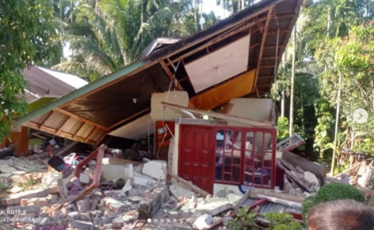 Muncul Semburan Lumpur, Tanah Bonjol Retak, Lumpur Naik ke Permukaan Pasca Gempa