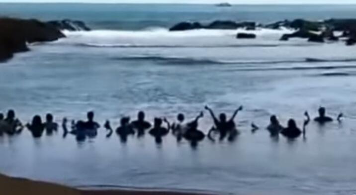 Kembali Dilakukan Ritual Mandi Laut di Pantai Watu Ulo Jember, Masih Belum Jera?