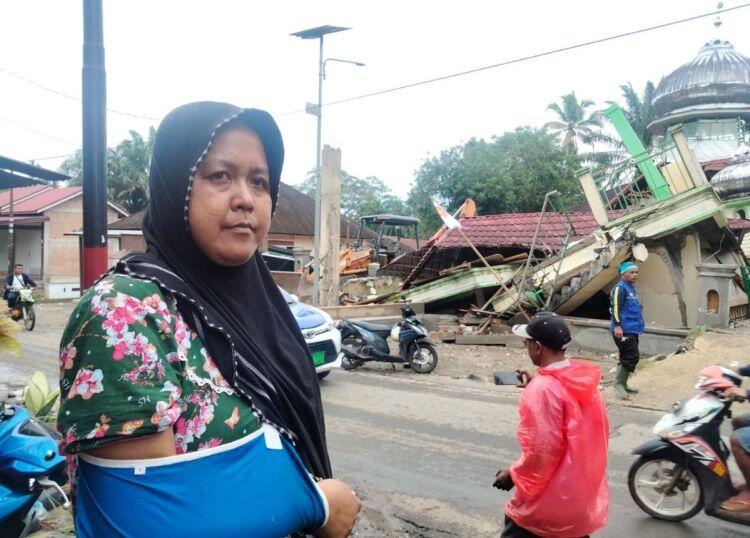 Kesaksian Weny Ketika Masjid Raya Kajai Roboh Saat Gempa: Nyaris Tertimpa