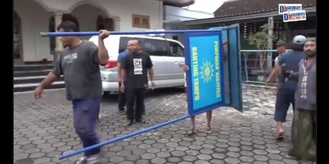 Viral! Warga Copot Plang Muhammadiyah di Banyuwangi