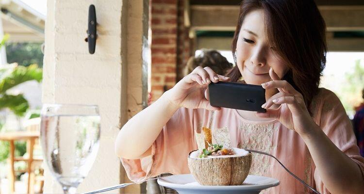 Bukan Hanya Sebuah Kebiasaan, Ini Dia Manfaat dan Bahaya Foto Dulu Sebelum Makan