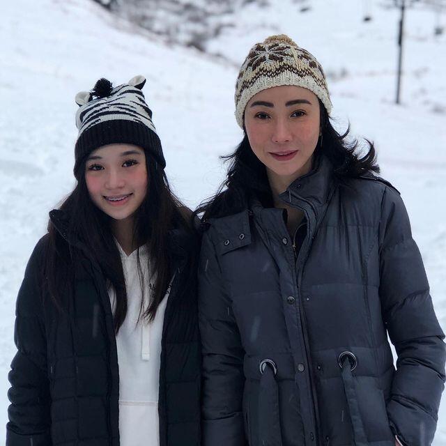 Cantik Bagai Selisih Dua Tahun Saja dengan Livy Renata, Sang Ibu Ungkap Pola Asuhnya
