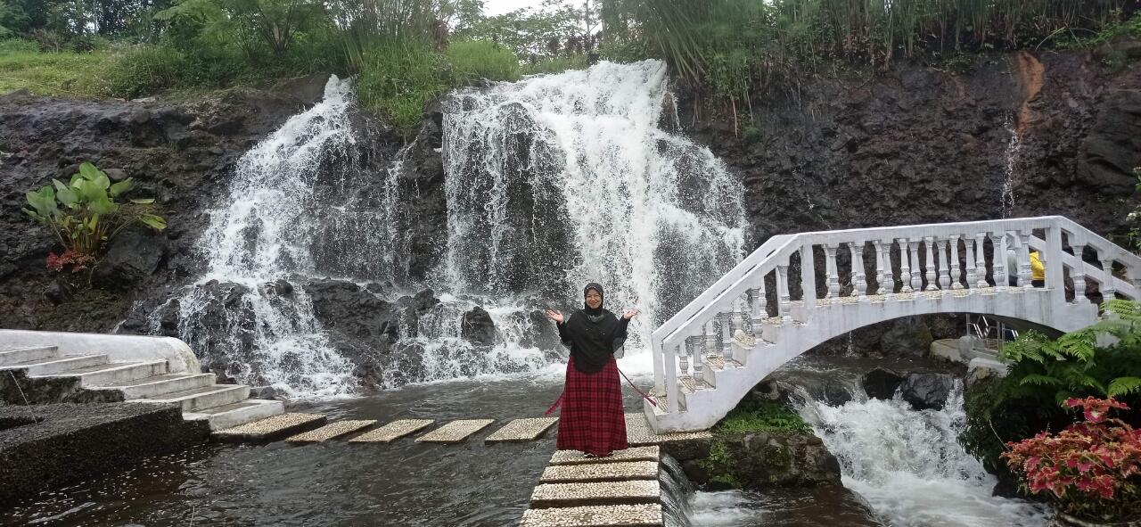 Grojogan Ratu, Tempat Asyik Untuk Makan Dan Refreshing 