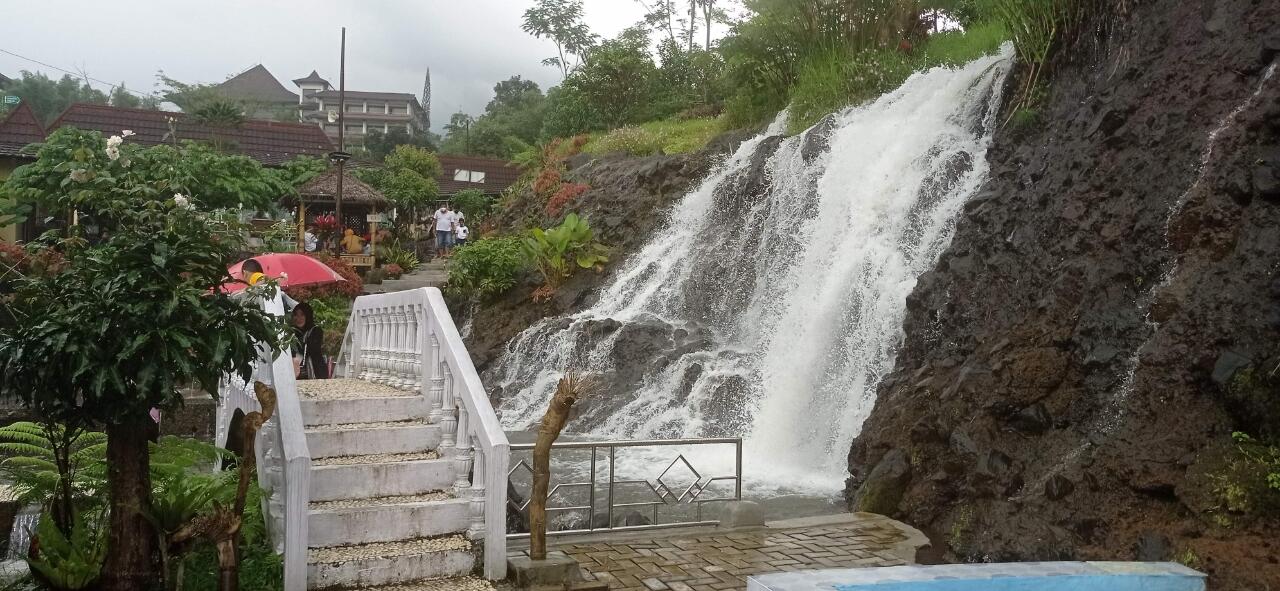 Grojogan Ratu, Tempat Asyik Untuk Makan Dan Refreshing 