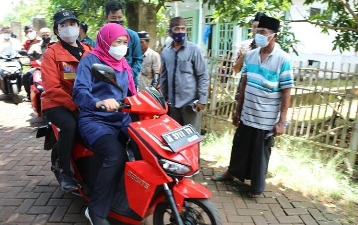 Kala Khofifah Bonceng Puan Naik Motor Merah Keliling Pulau Gili Iyang