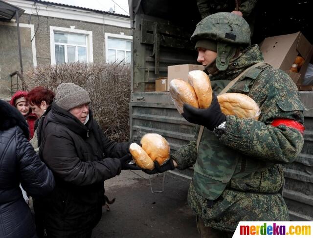 Aksi Kemanusiaan Pasukan Pro-Rusia Beri Bantuan Makanan Warga Ukraina