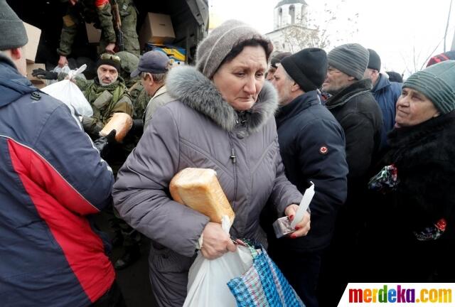 Aksi Kemanusiaan Pasukan Pro-Rusia Beri Bantuan Makanan Warga Ukraina