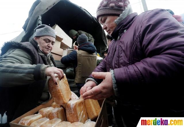 Aksi Kemanusiaan Pasukan Pro-Rusia Beri Bantuan Makanan Warga Ukraina