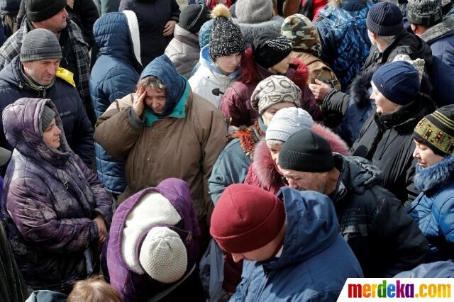Aksi Kemanusiaan Pasukan Pro-Rusia Beri Bantuan Makanan Warga Ukraina