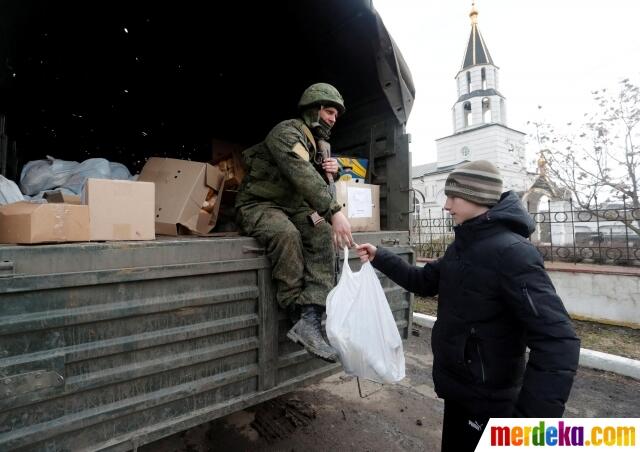 Aksi Kemanusiaan Pasukan Pro-Rusia Beri Bantuan Makanan Warga Ukraina