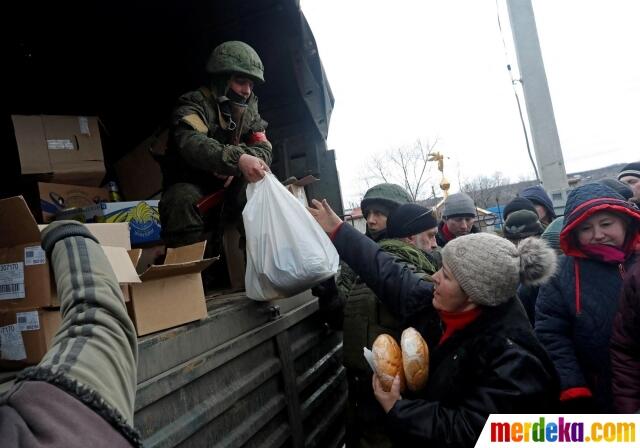 Aksi Kemanusiaan Pasukan Pro-Rusia Beri Bantuan Makanan Warga Ukraina