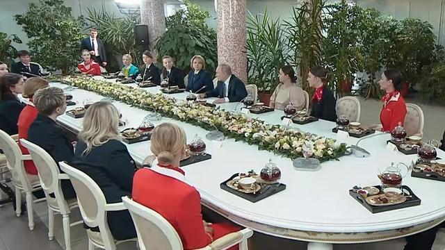 Vladimir Putin Ajak Pramugari dan Pilot Wanita Bahas Ukraina
