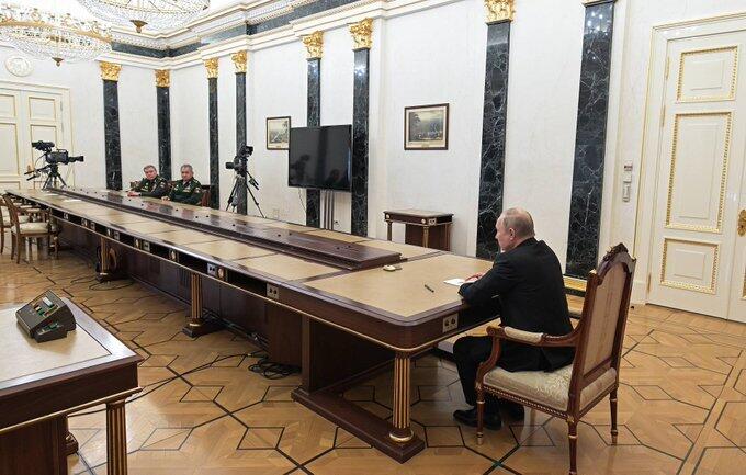 Vladimir Putin Ajak Pramugari dan Pilot Wanita Bahas Ukraina