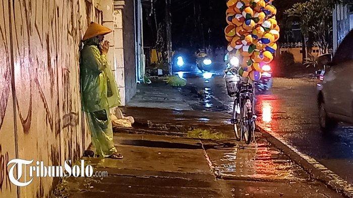 Kisah Yanto, Penjual Keliling Bola Angin Asal Wonogiri : Tak Pernah Tinggalkan Doa