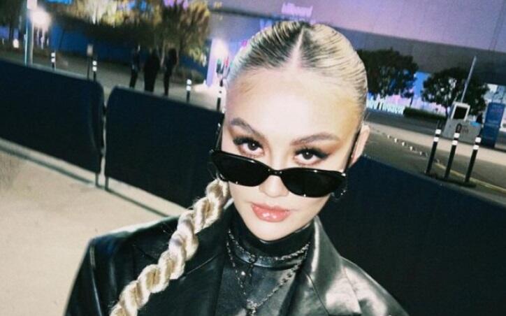 Agnez Mo Sebut Nasi Padang Saat Diwawancara oleh Grammy