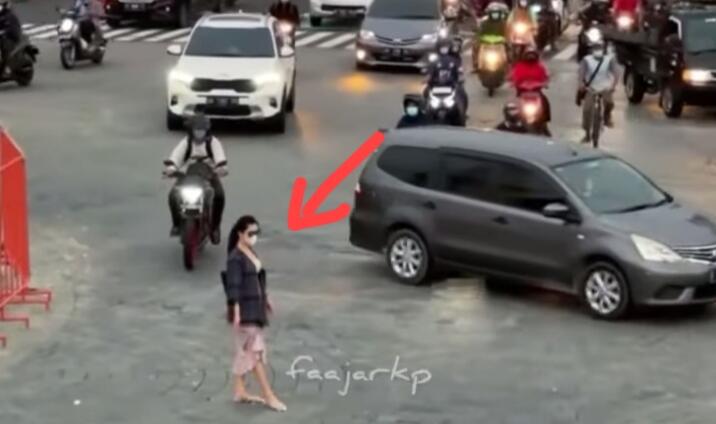 Hampir Celaka Saat Berfoto di Tugu Yogyakarta, Wisatawan Harus Taati Aturan